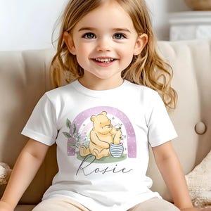 Camiseta personalizada de oso Winnie the Pooh con arcoíris, camisetas exclusivas para niños, camisetas personalizadas para bebés, camisetas personalizadas para cumpleaños de niñas y niños.