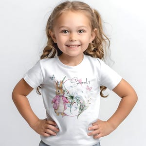 Camiseta de conejito rosa personalizada, camiseta infantil con diseño floral a medida, camiseta infantil única, camiseta de cumpleaños de niña personalizada, ropa de calidad