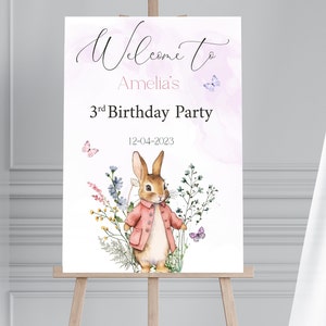 Pink Rabbit A3 PRINTED Geburtstagsschild, niedliches Kaninchen-Design Willkommen Poster, Einladungskarte, Pink Blau Geburtstagsbanner, Willkommen Hintergrund