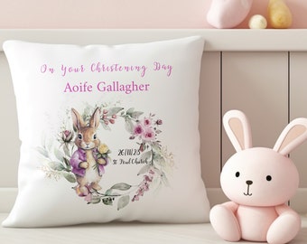 Coussin de baptême personnalisé sur le thème du lapin, ensemble cadeau de coussin de baptême imprimé lapin rose, housse de coussin douce, article de chambre de bébé, cadeau de baptême