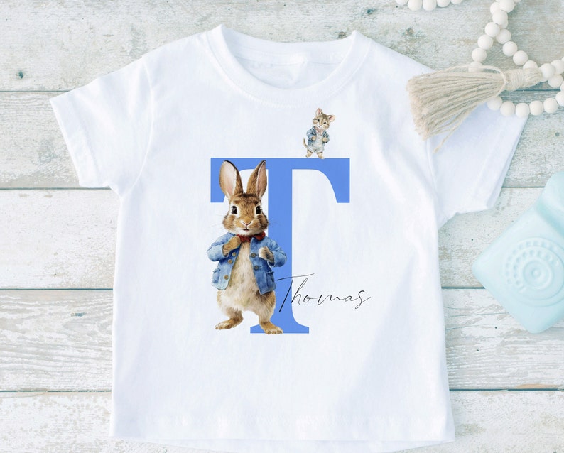 Personalisiertes blaues Hasen-T-Shirt, Kinderkleidung, Hasen-Print-T-Shirts, Tops, Kinder-Buchstaben-T-Shirt, maßgeschneiderte Kleinkind-Shirts, Bild 2