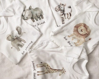 Gepersonaliseerde safari babyvestset, top, unieke babygroei, print van jungledieren, peuterbody's, cadeauset voor pasgeborenen