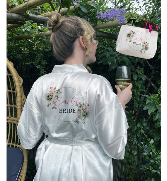 Robe de mariee personnalisee ensemble cadeau robe de chambre de mariage robe de nuit EVJF a theme FLORAL trousse de maquillage idee de demoiselle d honneur cadeau souvenir Etsy France