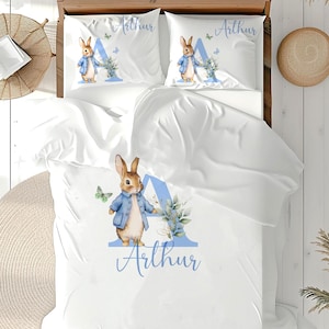 Conjunto de capa de edredom infantil personalizado com estampa de coelho azul, fronha infantil sob medida, item de cama exclusivo, acessórios para quarto, almofada de qualidade