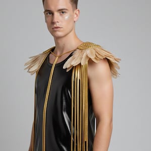 Charreteras con flecos de plumas: armadura de hombro, atuendo de festival, fiesta, accesorio de vestuario escénico, dorado, plateado y negro.