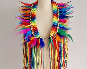 Rati Regenbogen-Makramee-Cape, Quasten- und Federrock / Cape, Schulteraccessoire, Outfit für LGBTQ-Pride-Festivals