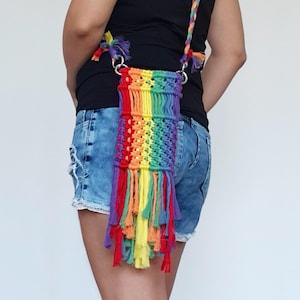 Sac pour téléphone Shai arc-en-ciel, petit sac cadeau fait main fierté lgbtq, mini sac pour téléphone unisexe cadeau, sac coloré tricoté à la main, cadeau de la Saint-Valentin