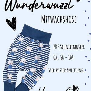 Pode incluir: Uma calça com listras azul-marinho e brancas com um padrão repetitivo de pequenos ursos brancos vestindo vestidos azuis. A calça possui um cós elástico largo em azul-marinho sólido e punhos combinando. O texto na imagem diz Wunderwuzzi.