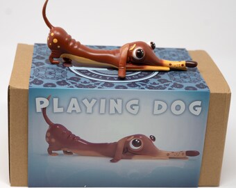 Officieel verzamelbeeldje van een spelende hond met een defecte hond.