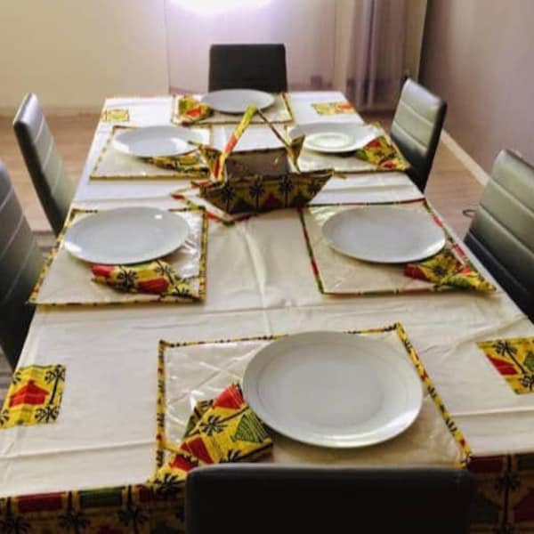 ENSEMBLE Nappe De Table + Torchons + Gardes pain africaine/ Linge de Table