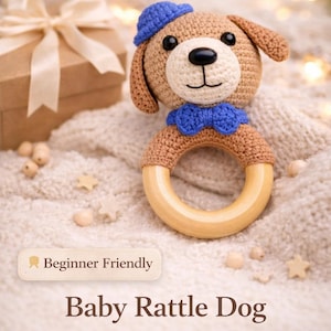 Könnte beinhalten: Ein gehäkeltes Babyrassel in Form eines Hundes, mit einem Holzring und einer blauen Fliege und Hut. Der Text "CROCHET PATTERN" und "Baby Rattle Dog" sind sichtbar. Das Bild enthält auch den Text "Beginner Friendly", "Step-by-step instructions" und "Instant download".