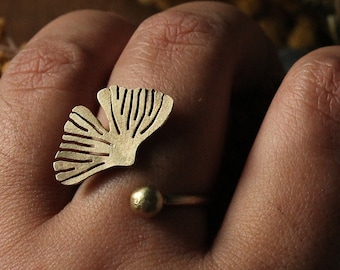 Anello ginkgo regolabile in ottone . Anello foglia regolabile. Anello Biloba realizzato su commissione.