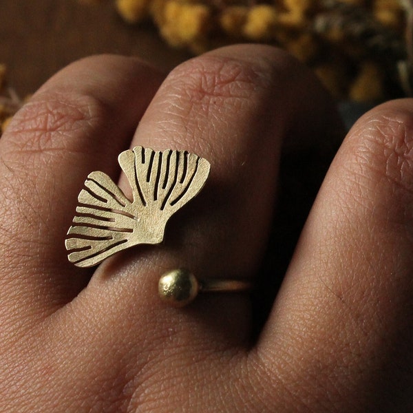 Anello ginkgo regolabile in ottone . Anello foglia regolabile. Anello Biloba realizzato su commissione.