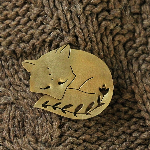 Sleeping fox brooch with floral decoration, made of brass, commissioned.