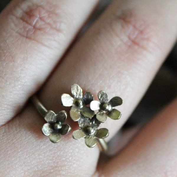 Verstellbarer Ring mit kleinen „Vergissmeinnicht“-Blumen, floraler Messingring. Im Auftrag gefertigt.