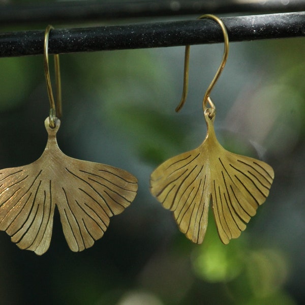 Gingko biloba pendant earrings made of brass, light and nickel free. Plant earrings, leaf earrings. Hook earrings.