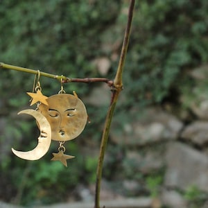 Orecchini mezza luna e luna piena con stelle, pendenti in ottone. immagine 4