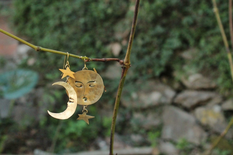 Orecchini mezza luna e luna piena con stelle, pendenti in ottone. immagine 4