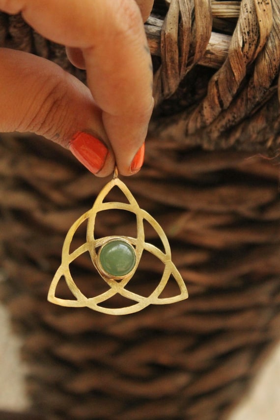 Pendente triquetra , triskell pendente in ottone con pietra, laccio incluso. Pietra a scelta. Collana strega. Su commissione.