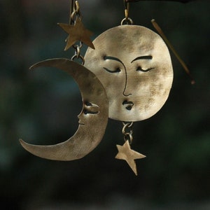 Halbmond- und Vollmond-Ohrringe mit Sternen, Messinganhänger.