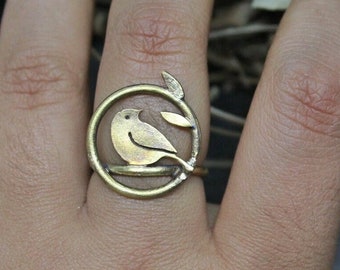 Anillo de pájaro ajustable. Realizado por encargo en latón, regulable.