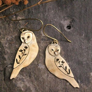 Orecchini civetta, pendenti in ottone con decorazione floreale in stile arte folcloristica. Orecchini gufo, rapace, barbagianni.
