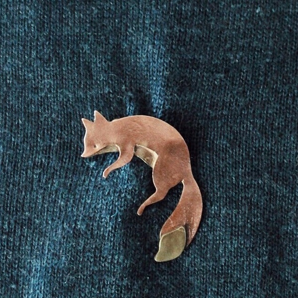 Playing fox brooch, made of copper and brass, commissioned.