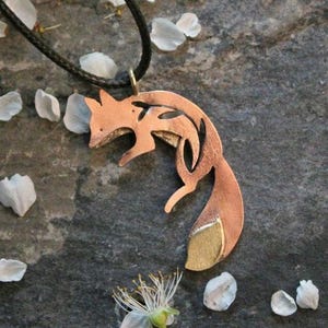 Ciondolo volpe con decorazione floreale, pendente volpe, ciondolo animali, ciondolo in ottone e rame con laccetto regolabile.