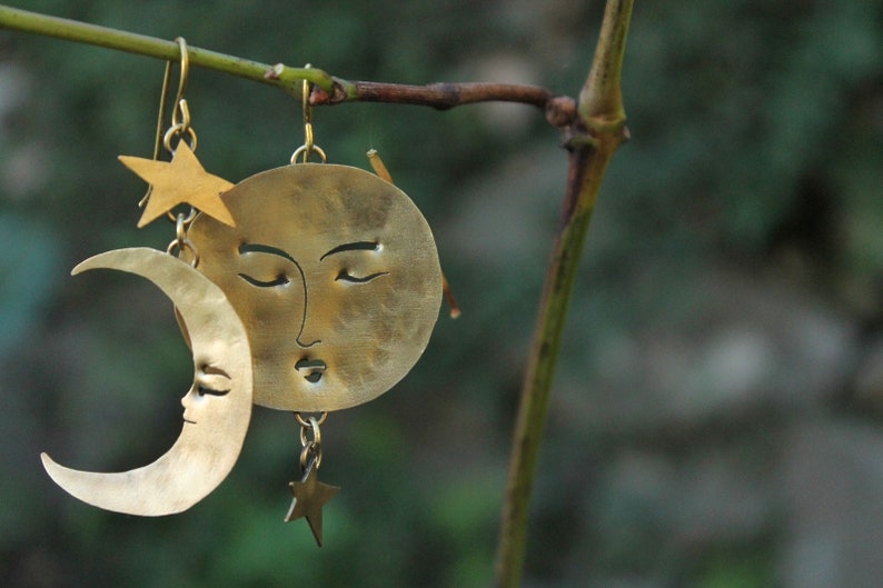 Orecchini mezza luna e luna piena con stelle, pendenti in ottone. immagine 5