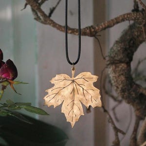 Ahornblatt-Anhänger, Messing-Anhänger im Auftrag. Herbstliche Halskette.