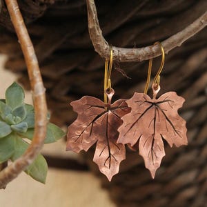 Ahornblatt-Ohrringe, Kupfer- oder Messing-Ahornohrringe, Blatt-Anhänger-Ohrringe.
