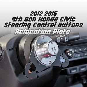 Op de afbeelding: Een zwart stuur met een zilveren verplaatsingsplaat en bedieningsknoppen. De tekst "2012-2015 9th Gen Honda Civic Steering Control Buttons Relocation Plate" is zichtbaar.