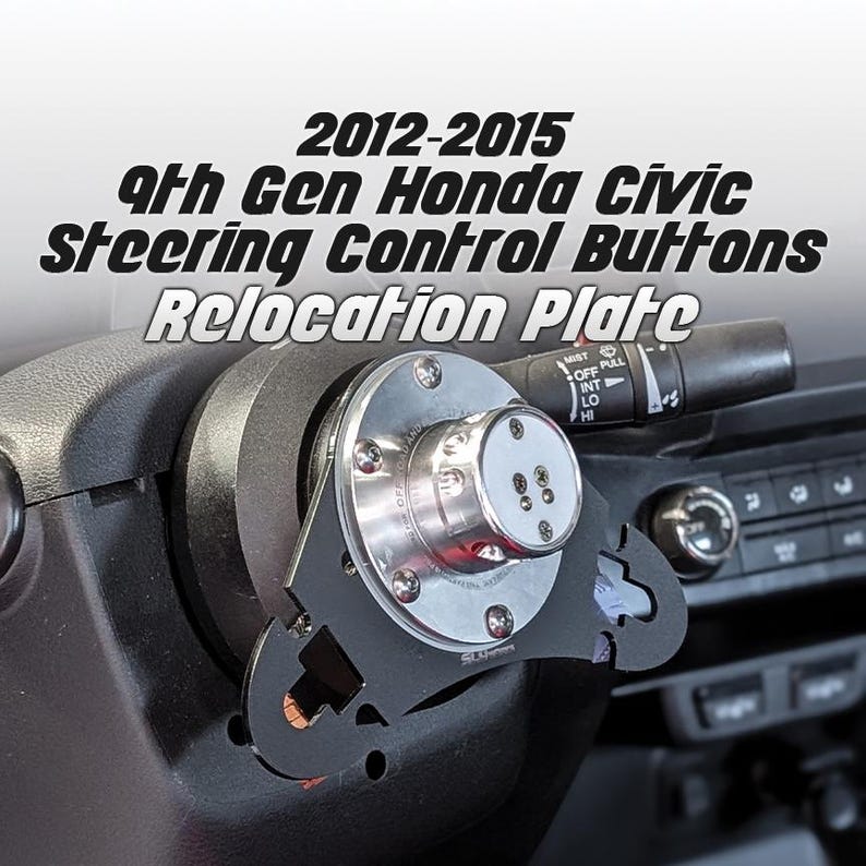 Op de afbeelding: Een zwart stuur met een zilveren verplaatsingsplaat en bedieningsknoppen. De tekst "2012-2015 9th Gen Honda Civic Steering Control Buttons Relocation Plate" is zichtbaar.