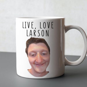 Może przedstawiać: Biały kubek ceramiczny z czarno-białym obrazkiem osoby i nadrukowanym tekstem "Live, Love Larson".