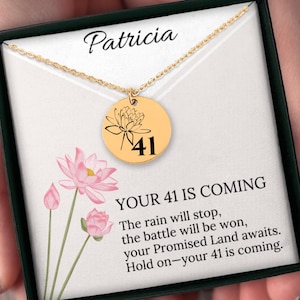 Gepersonaliseerde christelijke ketting - Your 41 is coming, Faith-ketting met lotusbloem, schriftsieraden met aangepaste aanmoedigingskaart