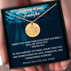 Gepersonaliseerde ketting cadeau-golfketting met kruis en bijbelvers-wanneer je door diep water gaat, denken aan jou, aangepast aanmoedigingscadeau