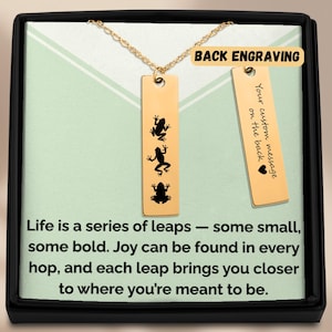 Collar de rana personalizado: colgante de barra con tres ranas, regalo personalizado para amantes de las ranas, joyería inspiradora de rana, collar de animal, regalo para dueños de ranas