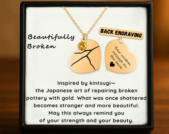 Può includere: Una collana con ciondolo a forma di cuore dorato con un design a crepe e una pietra gialla. Il ciondolo è mostrato insieme a un secondo charm a cuore che presenta un'incisione con il testo Your custom message on the back.