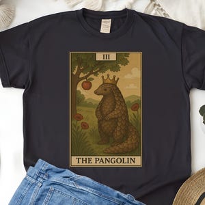Das Pangolin Tarot Karten Shirt, lustige Witchy Kleidung für Tarot Liebhaber, Goblin Kern Mode, Pangolin Shirt für Fantasy und Natur Enthusiasten