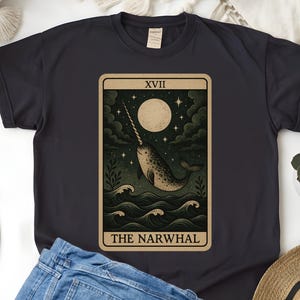 Tarotkaartshirt-The Narwhal, Dark Academia, Cottagecore, Goblincore, Whimsigoth & Witchy Kleding voor dierenliefhebbers, Fantasy Witchy Wear