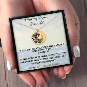 Collier vague personnalisé - cadeau de vers de la Bible pour encouragement, deuil, divorce ou guérison - Ésaïe 43: 2 - cadeau attentionné pour les proches