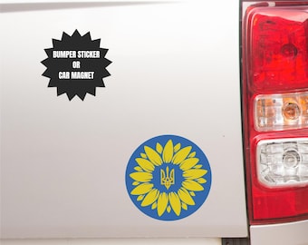 Może przedstawiać: Naklejka w kształcie słonecznika w kolorze niebieskim i żółtym z trójzębem w środku. Naklejka zawiera napis "BUMPER STICKER OR CAR MAGNET" na czarnym tle w kształcie gwiazdy.