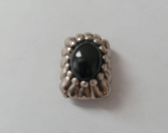 A Charming Sterling Silver Black Onyx Pendant 3/4 inch by 1/2 inch