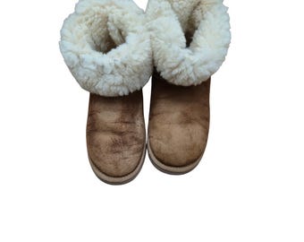 UGG 8 Bailey Bow Boots Women 8 Chestnut Brown Suede Shearling Monogram RLA Boot