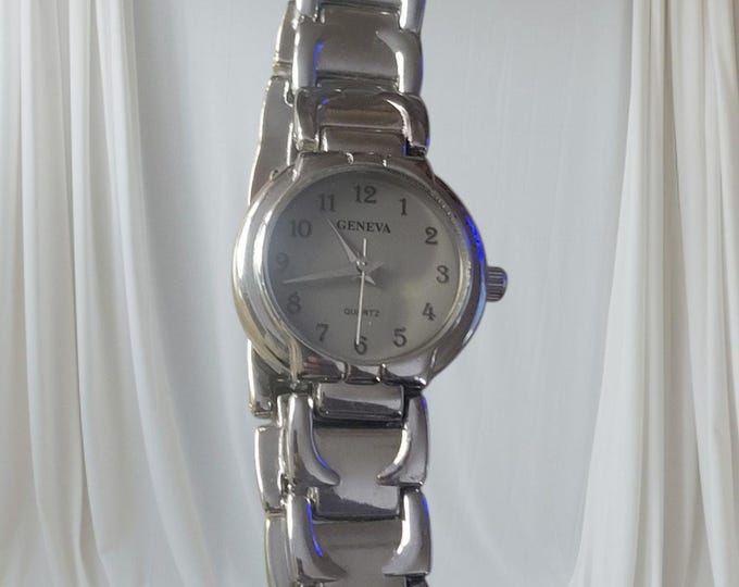 Geneva Womens Cocktail Watch round dial Y2K matching band Classical New Battery