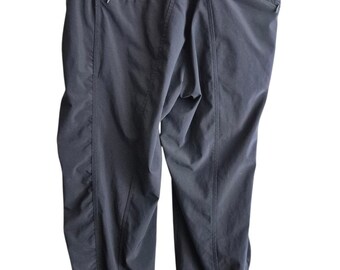 Athleta La Viva Capris Size 2 Pull on Drawstring closure Color Black pockets