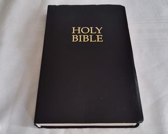 Holy Bible KJVER Gift & Award Holy Bible, Black Ultrasoft Easy Read 2023 Edition