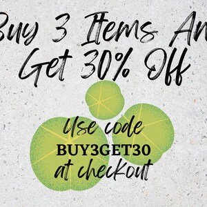 以下が含まれることがあります： 3点購入で30%オフ。コードBUY3GET30をチェックアウト時に使用してください。テキストは緑の葉のある白い背景にあります。