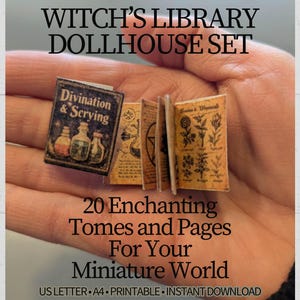 Può includere: Un set di case delle bambole in miniatura con il testo "Witch's Library Dollhouse Set". Il set include piccoli libri con illustrazioni e il testo "Divination & Scrying". Il set include 20 tomi e pagine incantevoli per un mondo in miniatura.