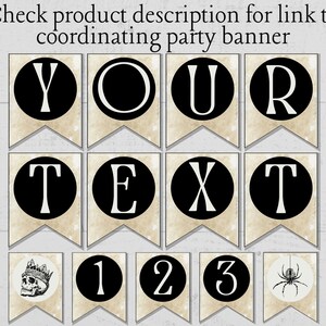 以下が含まれることがあります： 黒と白の円の中に「YOUR TEXT」という文字と数字の1、2、3が書かれたハロウィーンパーティーの横断幕。また、王冠をかぶった頭蓋骨とクモも描かれている。